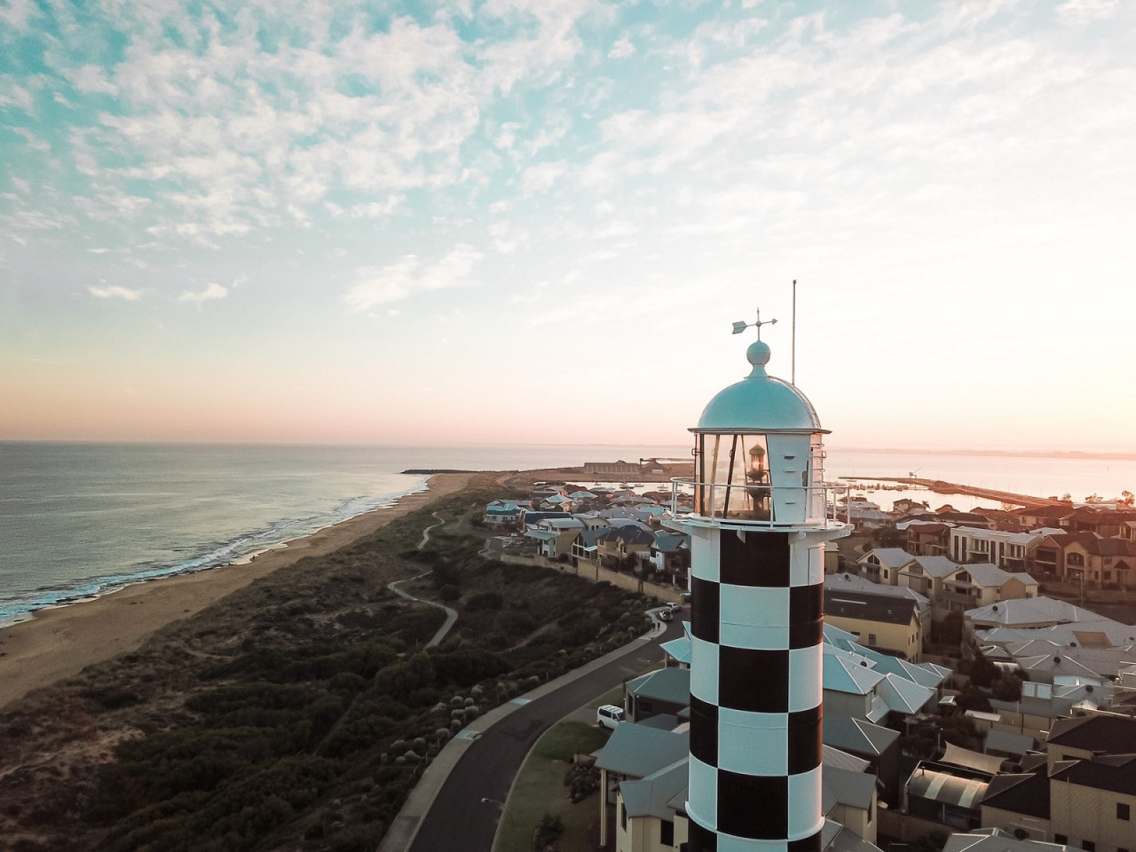 Gambar: Corey Serravite, Unsplash