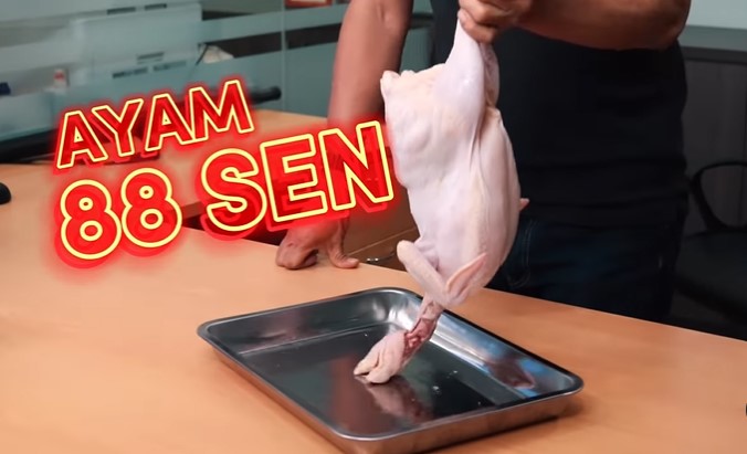 Rosyam Nor mempromosikan ayam 88 sen di ST Rosyam Mart di Taman Ehsan Kepong.
