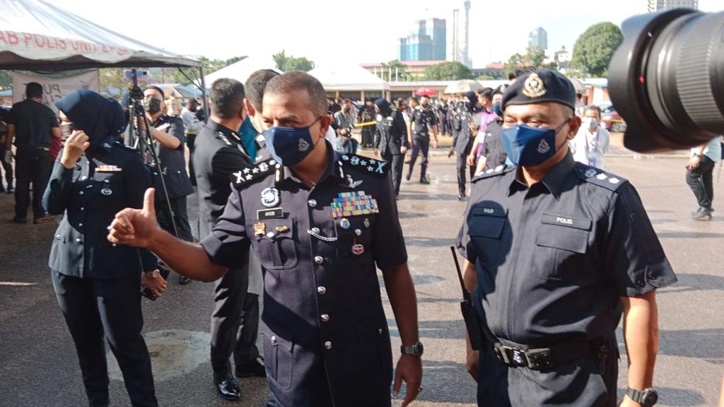 Ayob Khan tiba di pusat mengundi awal di IPK Johor.