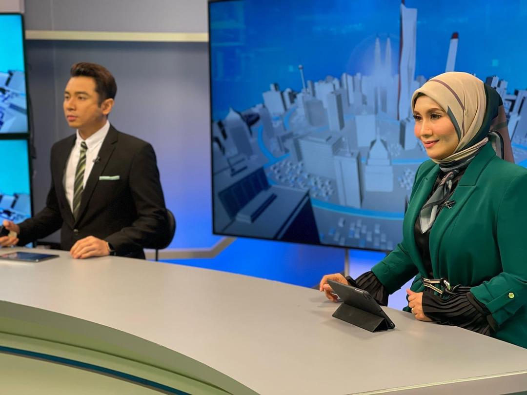 Azliyanti bersama rakan setugas ketika menyampaikan Buletin Utama.