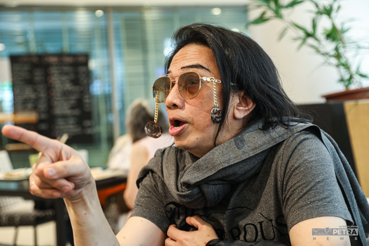 "Azwan Ali lah penerbit Melodi pertama yang mengkarakterkan Ogy. Minggu ini dia jadi orang gila, minggu satu lagi dia jadi ala-ala Puteri UMNO" - Gambar Syeda Imran