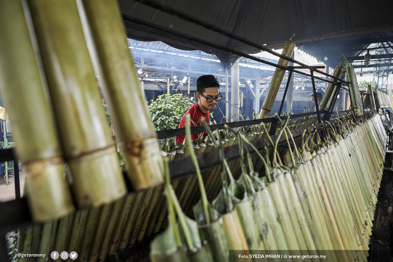 Api untuk pembakaran lemang perlu sentiasa diawasi bagi mengelakkan lemang terlebih masak dan menjadi keras.
