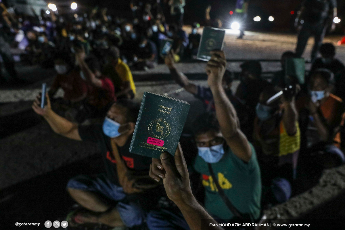 Sebahagian daripada warga asing yang mempunyai pasport dalam operasi yang dijalankan oleh JIM di Cyberjaya, malam tadi.