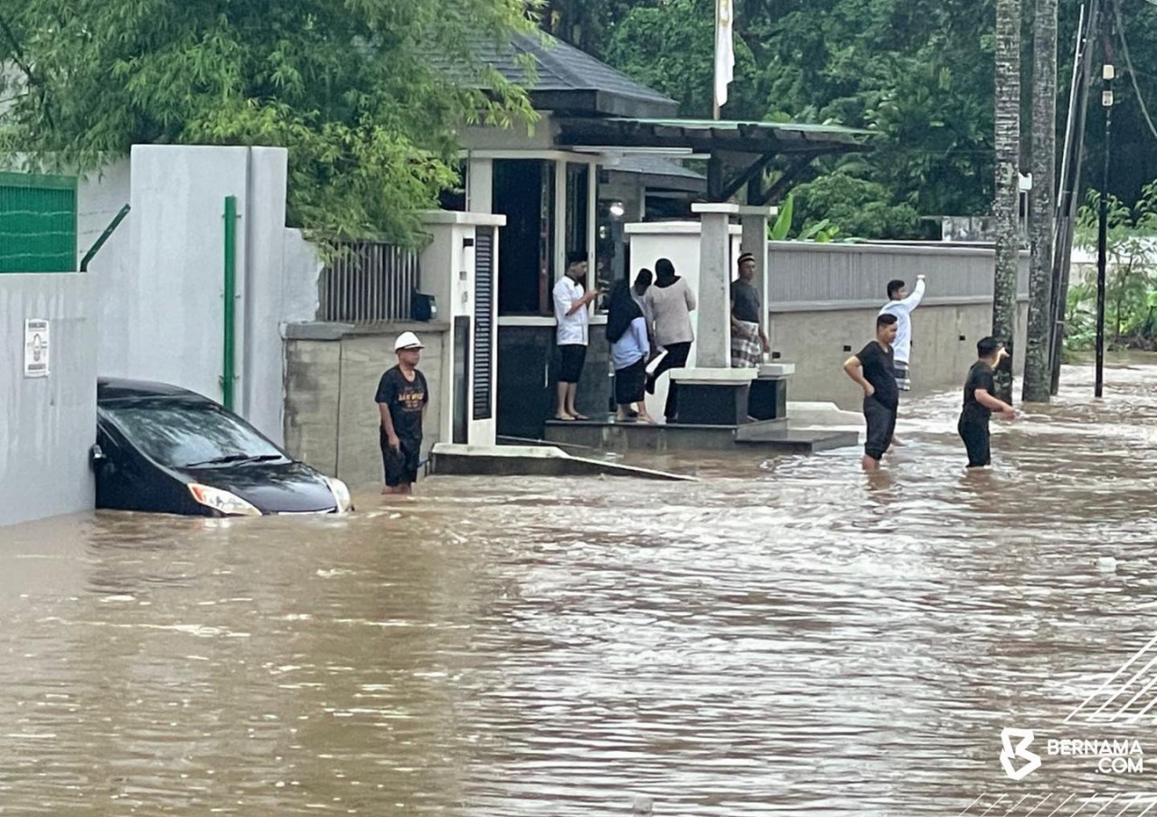 Anggota Bomba membantu orang awam yang terlibat dengan banjir di Jalan Gurney, Kuala Lumpur. - Gambar Bernama