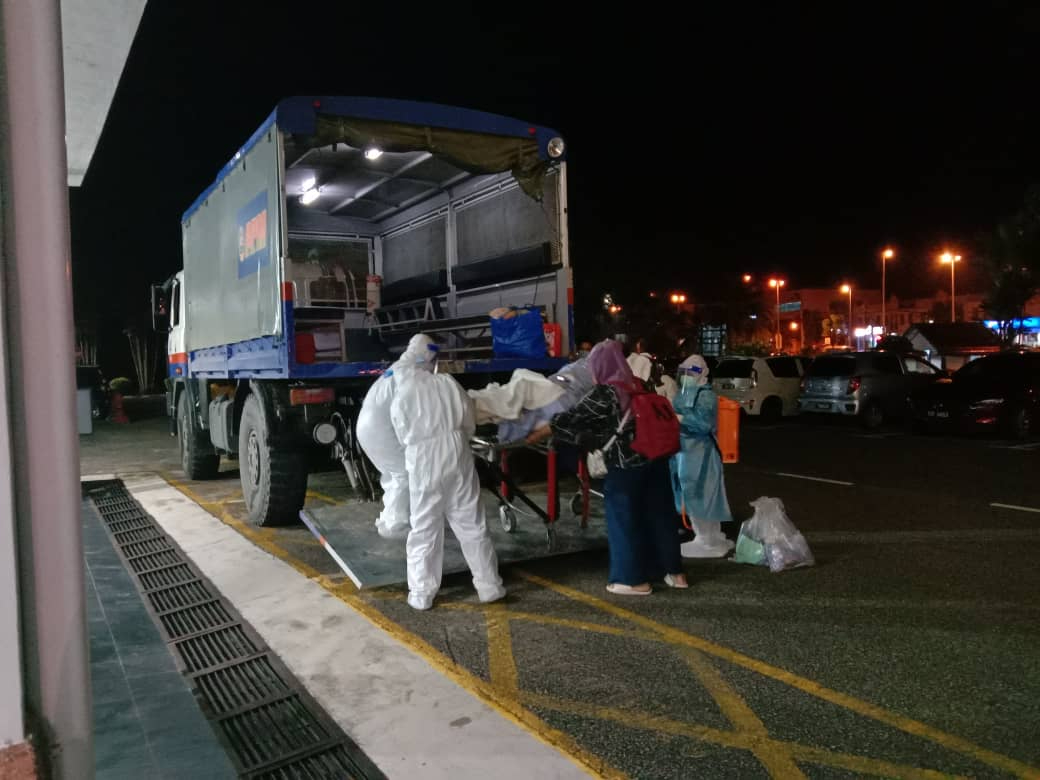 Petugas kesihatan membawa salah seorang mangsa banjir yang positif COVID-19 di Terengganu ke hospital.
