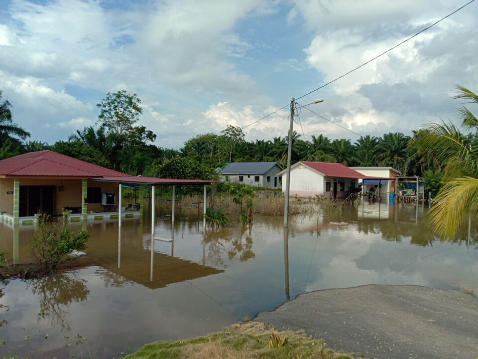 Keadaan rumah yang masih ditenggelami air di Kampung Tersusun Rambai Jaya, Melaka.