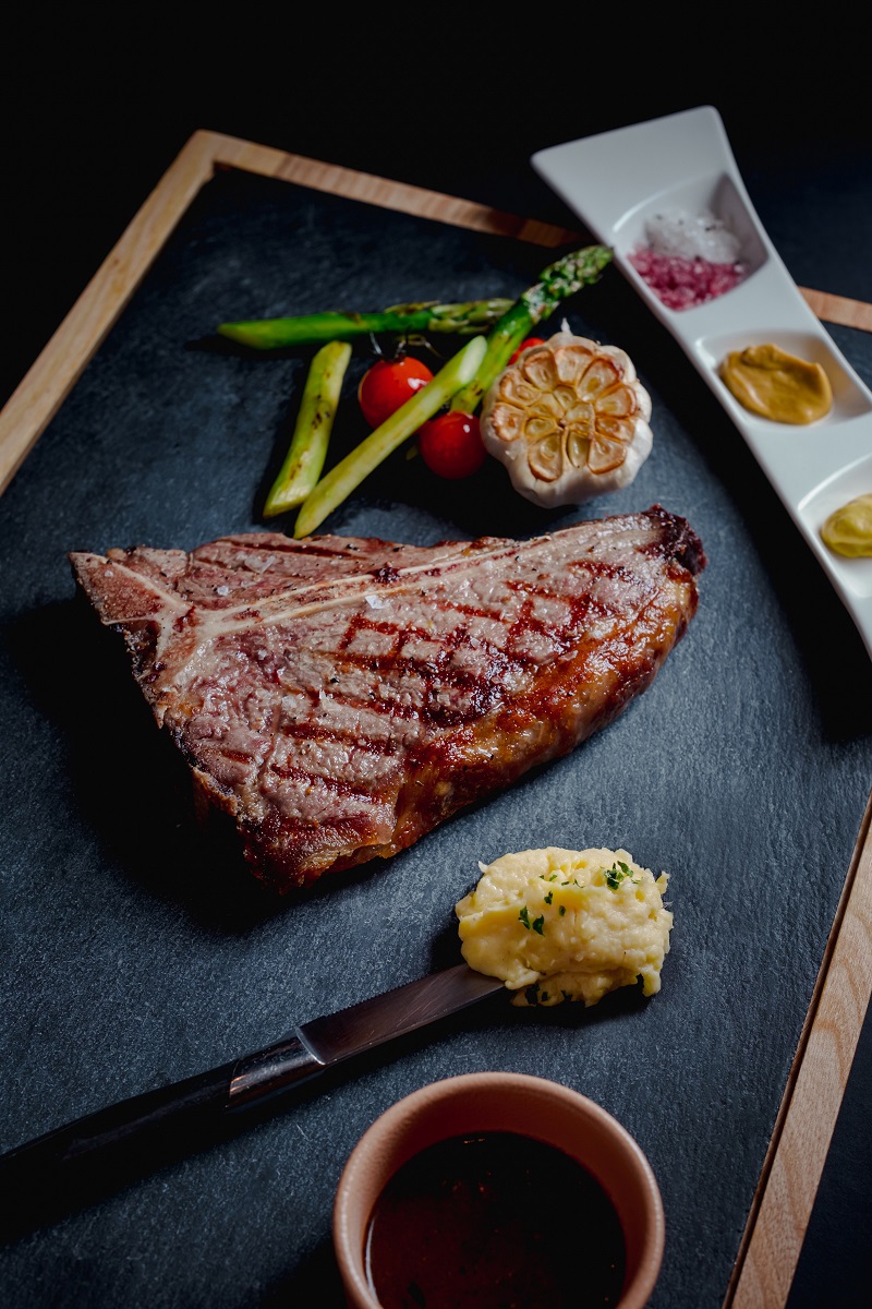 Dry Aged Steak di Bara On Six - Gambar ihsan Traders Hotel Kuala Lumpur