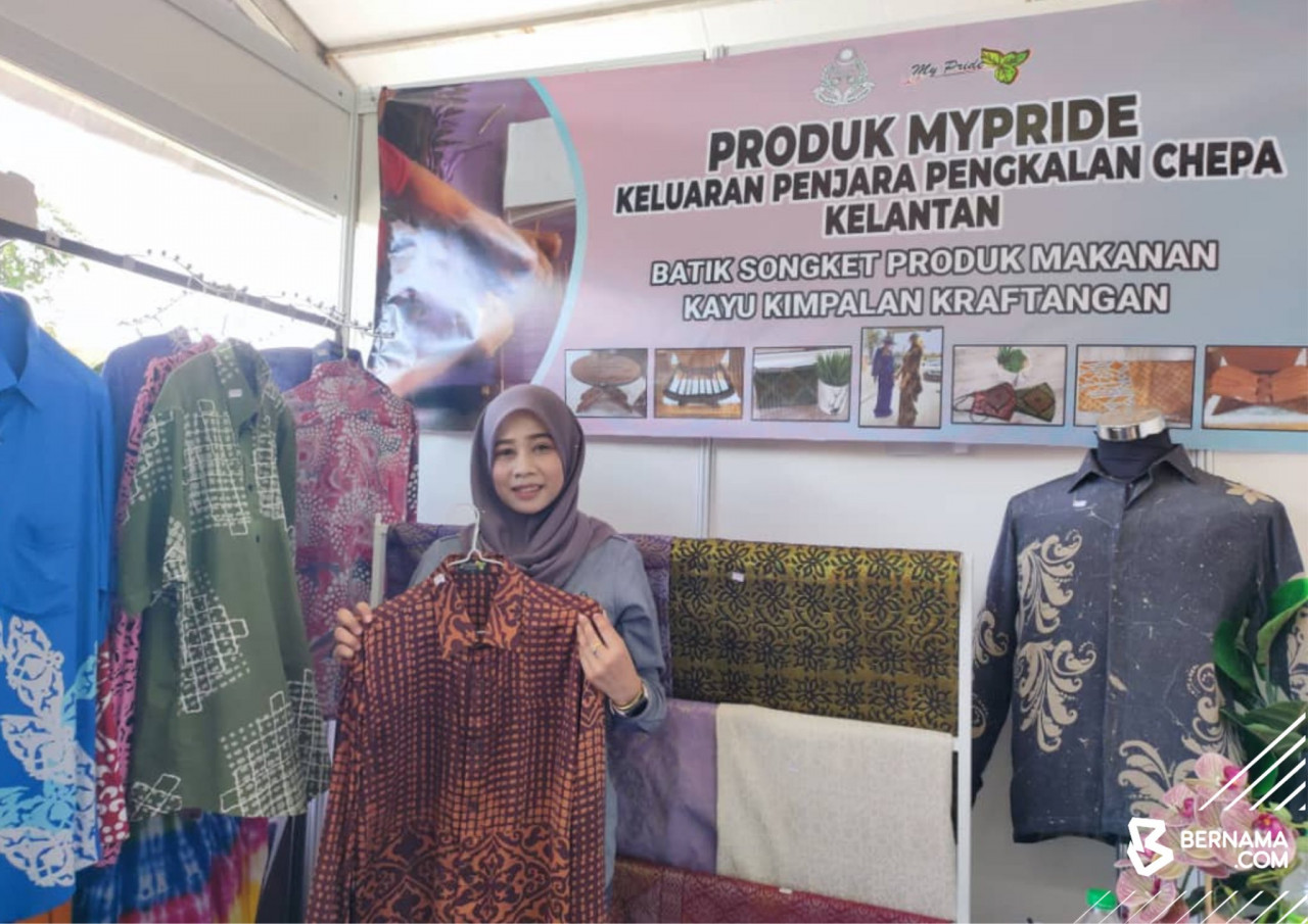 Produk paling laris adalah baju batik, iaitu baju yang dihasilkan oleh banduan lelaki. - Gambar Bernama