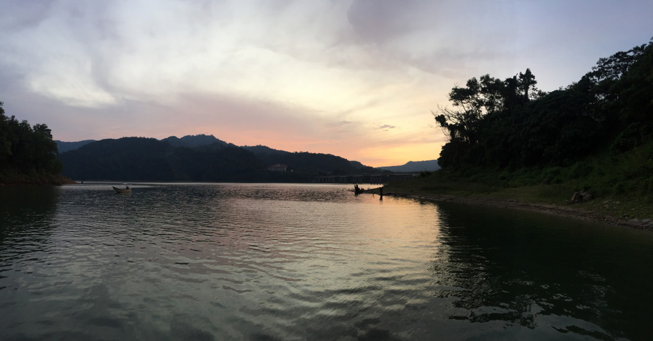 Tasik Temenggor pada waktu senja. Gambar: Ili Farhana