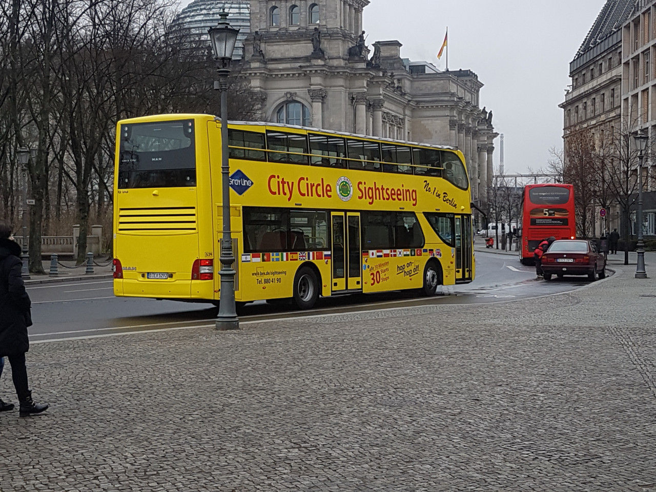 Bas pesiaran Hop On Hop Off untuk pelancong di Berlin