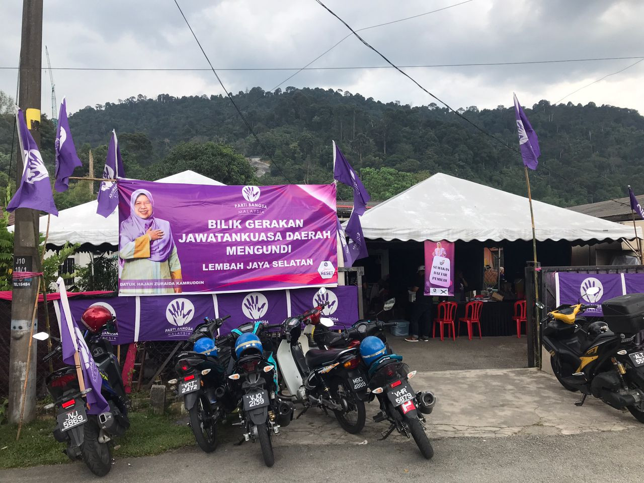 Bilik gerakan Zuraida di Lembah Jaya Selatan.