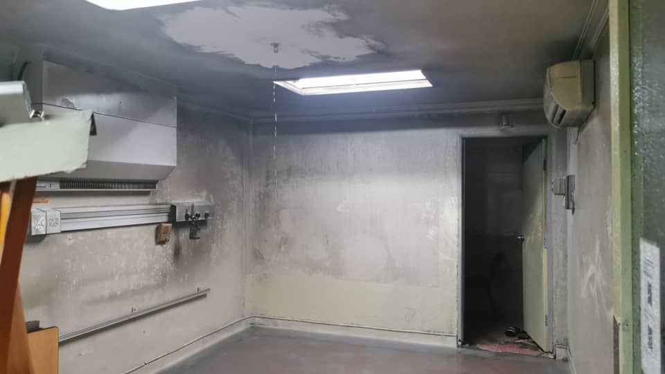 Keadaan di dalam wad isolasi di sebuah hospital di Slim River yang terbakar.