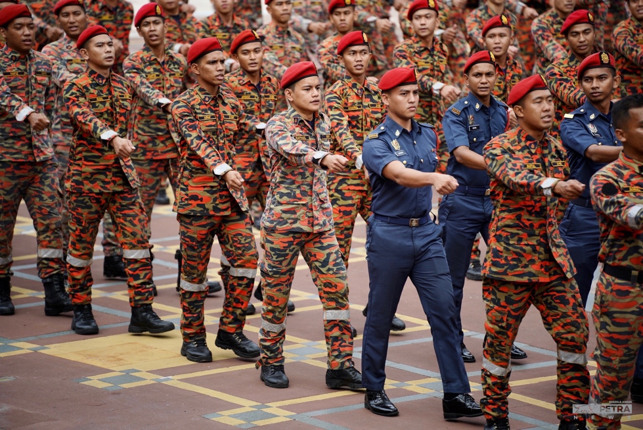 Raptai Hari Kebangsaan Ke-66 di Dataran Putrajaya hari ini turut disertai anggota Jabatan Bomba dan Penyelamat. gambar Syadila Amari
