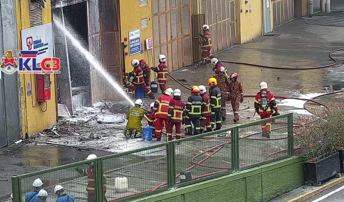 Kerja-kerja memadamkan api sedang dilakukan oleh Bomba. - Gambar dari Twitter @KLCCC_DBKL