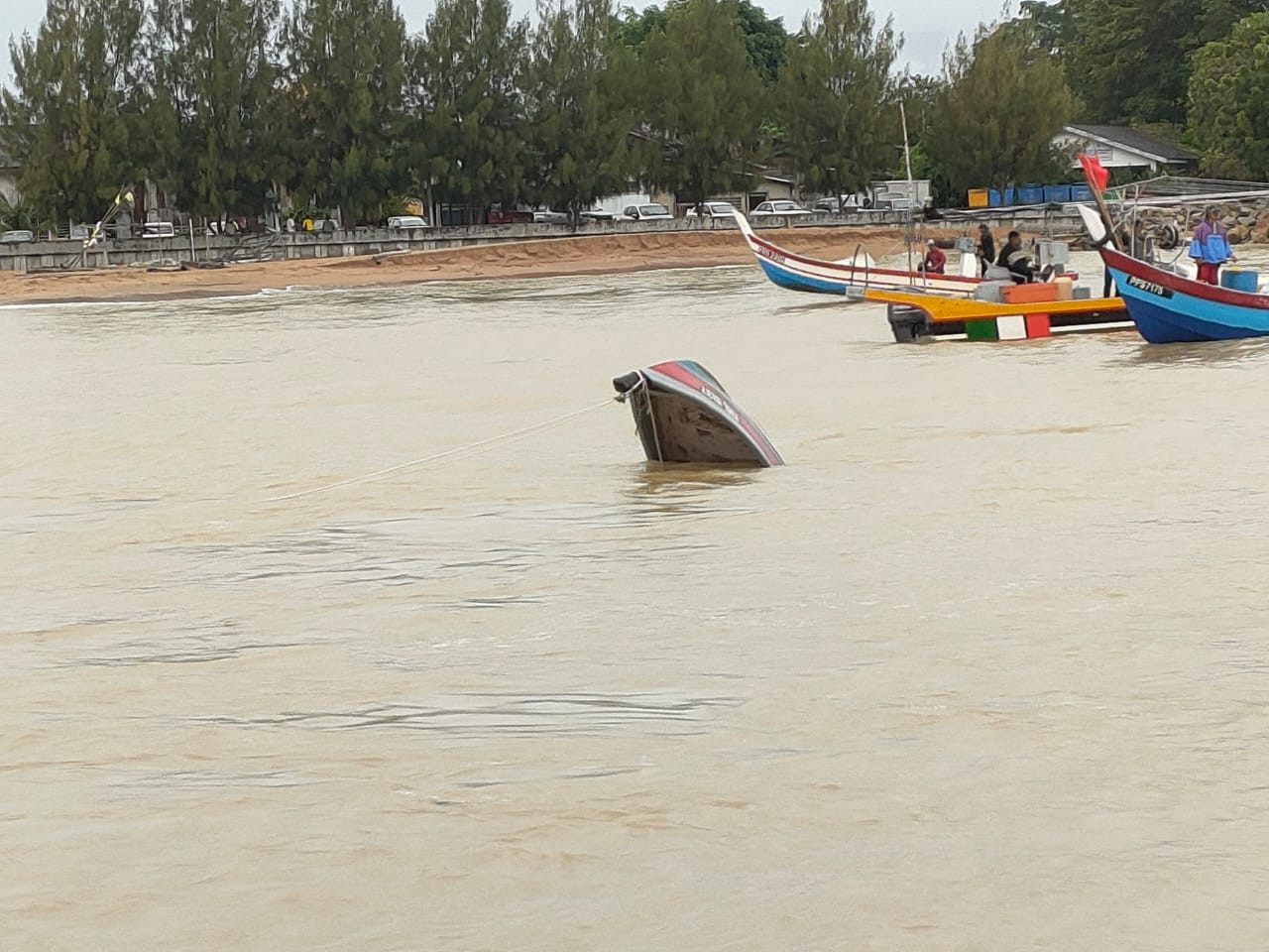Bot yang dinaiki 2 beranak yang lemas ketika keluar memukat udang, ditarik untuk dibawa ke jeti.