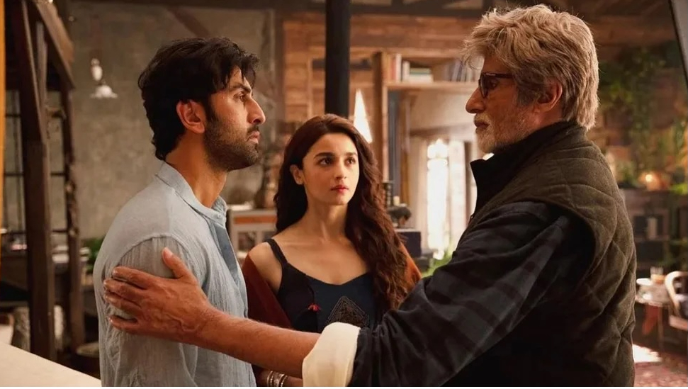 Aktor lagenda Amitabh Bachchan turut ditampilkan dalam Brahmastra. - Gambar dari IndiaGlitz