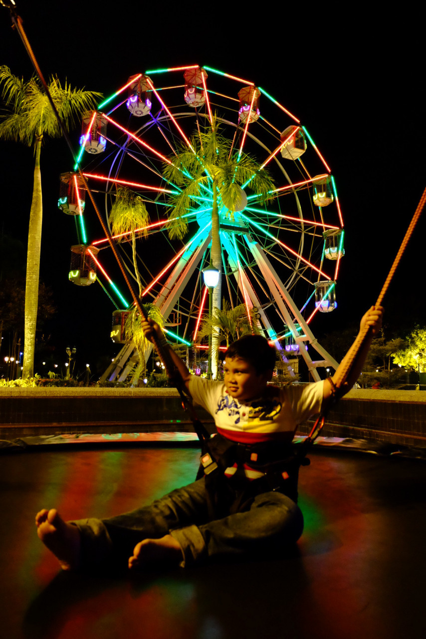 Suasana malam di Jerudong Theme Park