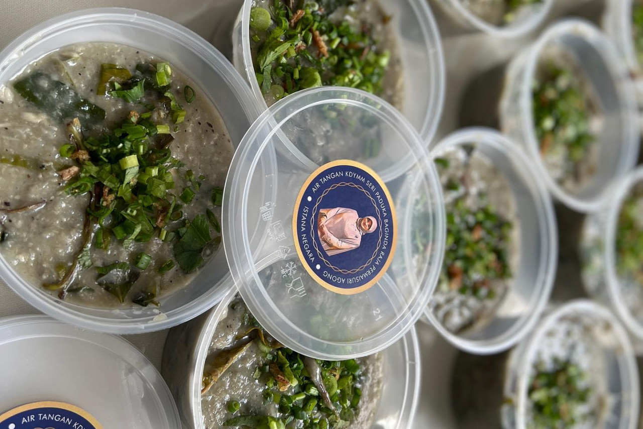 Bubur lambuk Pahang untuk diedarkan kepada orang ramai. - Gambar dari Facebook Istana Negara