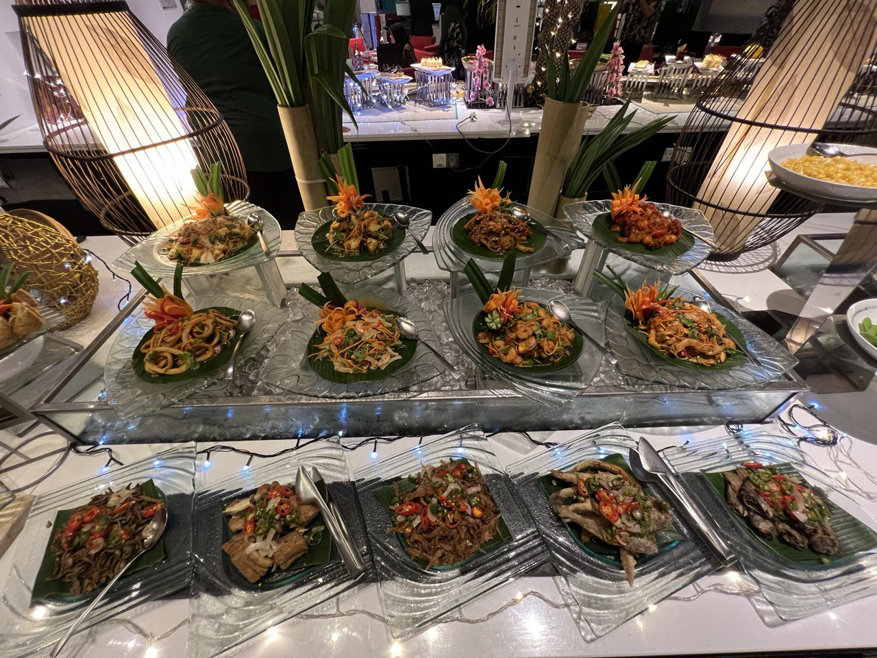 Jangan lupa juga untuk merasai sekurang-kurangnya tiga daripada 13 jenis kerabu, antaranya kerabu ikan bilis, kerabu udang dan acar buah sebagai hidangan sampingan 