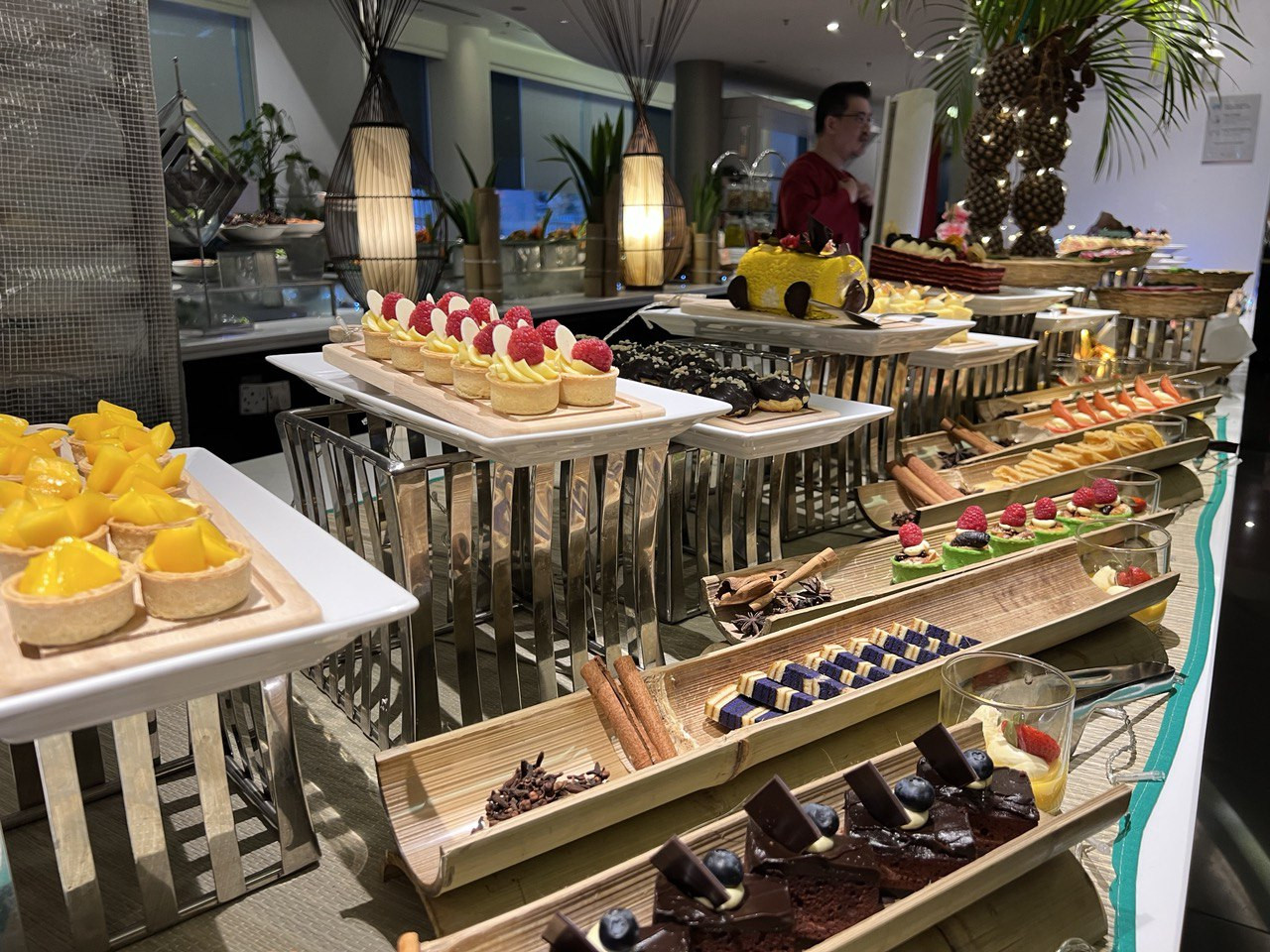 Aneka tart keju, kek dan kuih tradisional yang dihidangkan dalam bentuk yang kecil