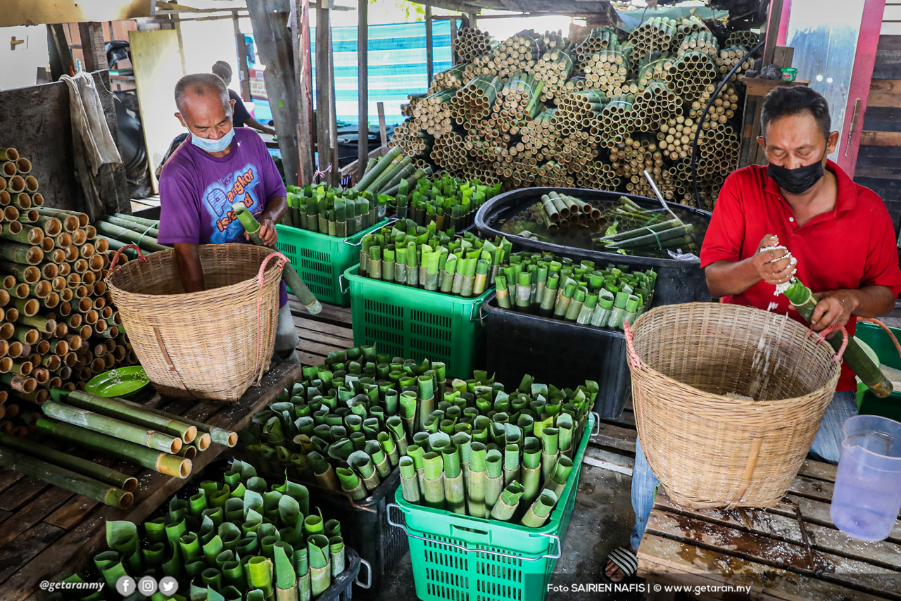 Kerja-kerja mengisi pulut di dalam lemang dijalankan.