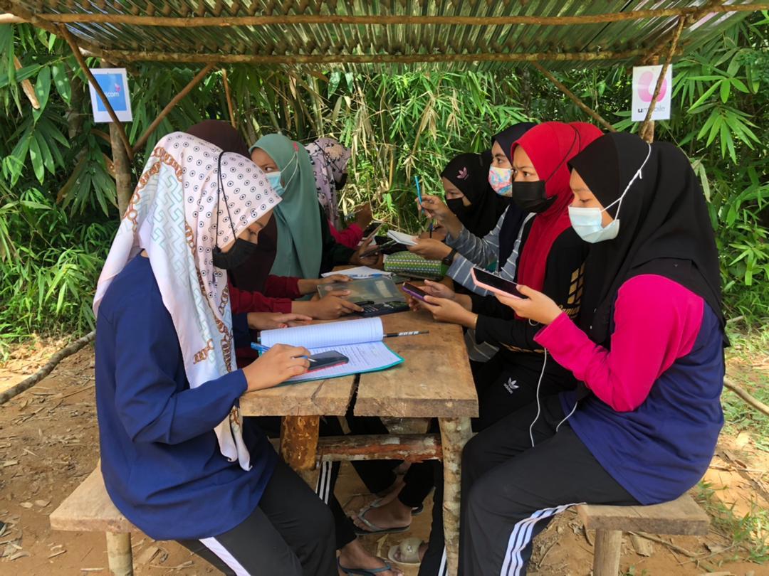 Pelajar ini tiada pilihan kecuali mendaki bukit bagi mendapatkan capaian internet memandangkan kawasan kampung mereka tiada liputan internet.