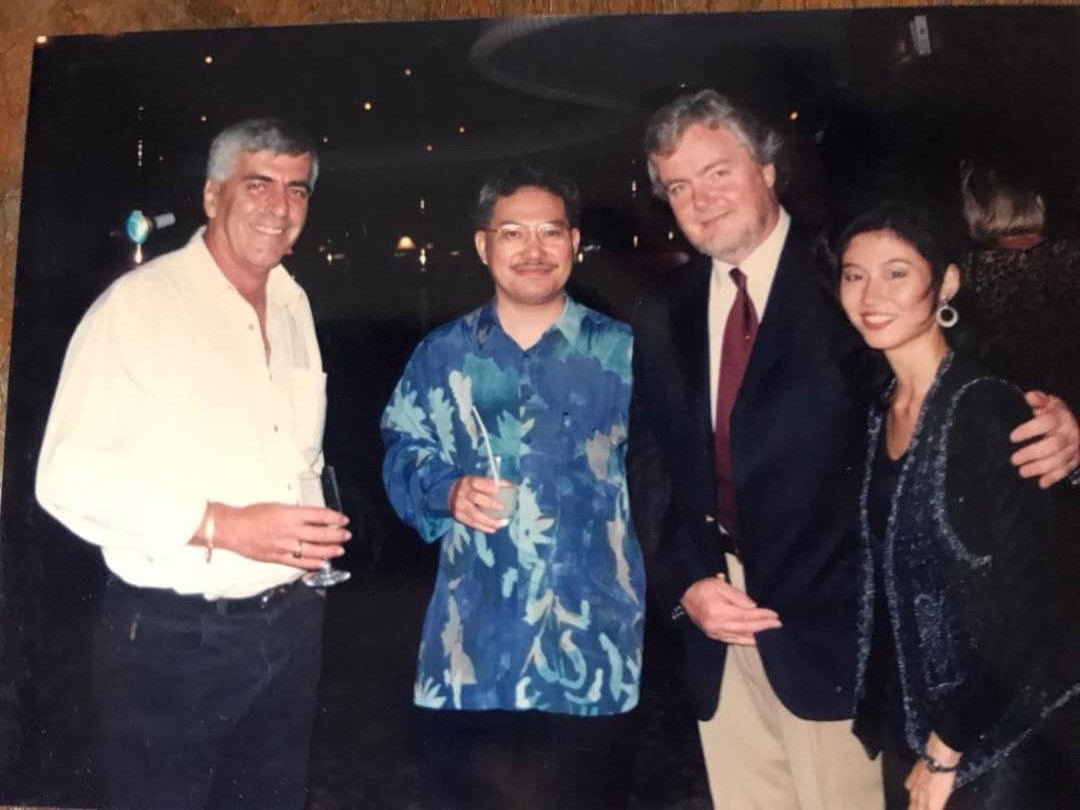 "Di acara 'launch party' filem 'Entrapment' yang dibintangi oleh Sean Connery dan Catherine Zeta-Jones. Di tepi saya ialah Iain Smith, penerbit filem 'The Fifth Element' dan 'Out of Africa' "