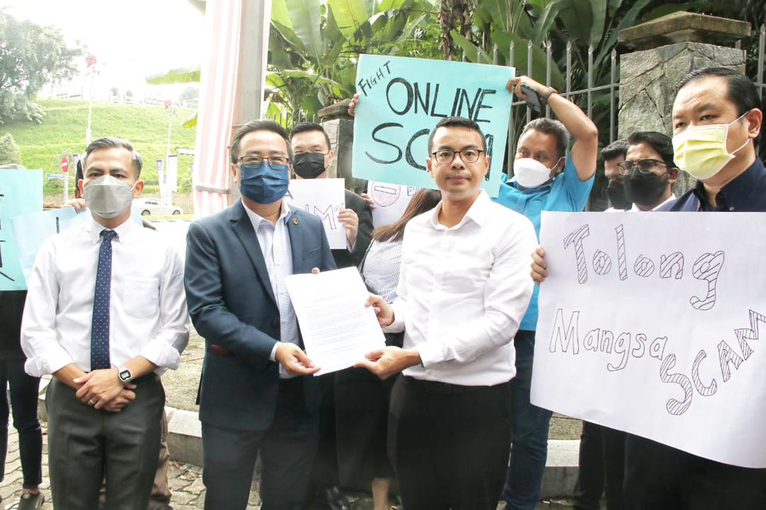 Chean Chung (dua kanan) menyerahkan memorandum kepada pegawai Parlimen supaya tuntutan mereka berhubung isu penipuan kewangan dalam talian diteliti semua Ahli Parlimen, sekali gus nasib mangsa dibela di hadapan Parlimen, hari ini
