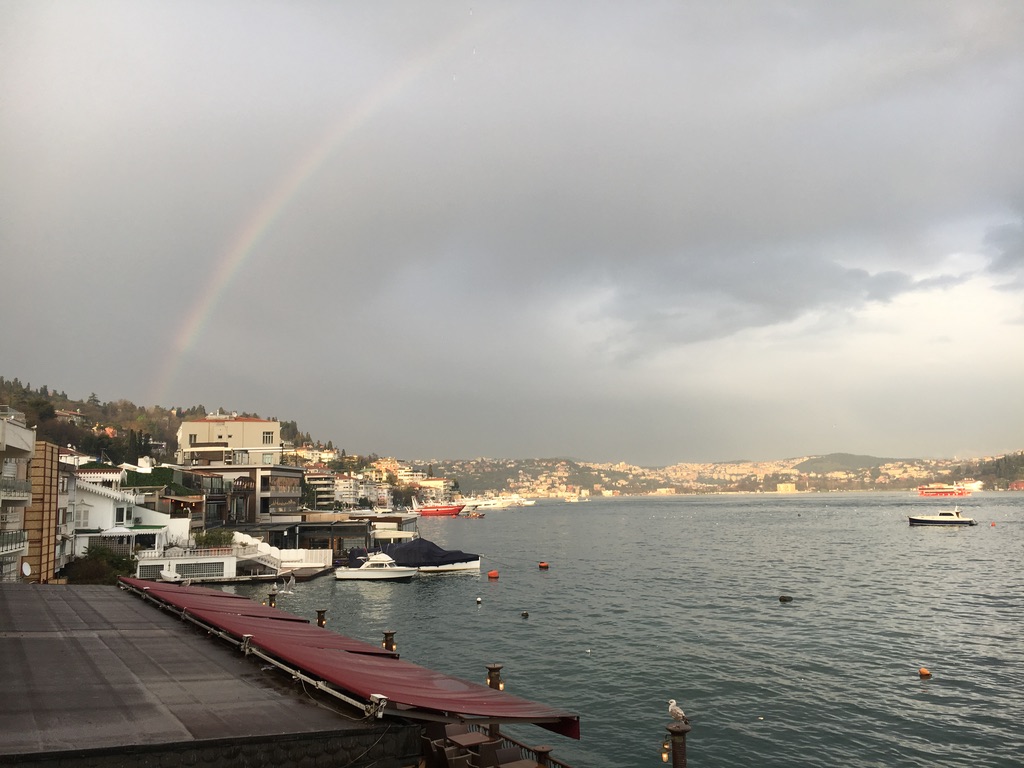 Pemandangan di kota Istanbul selepas hujan dengan pelangi di langit yang kelam 