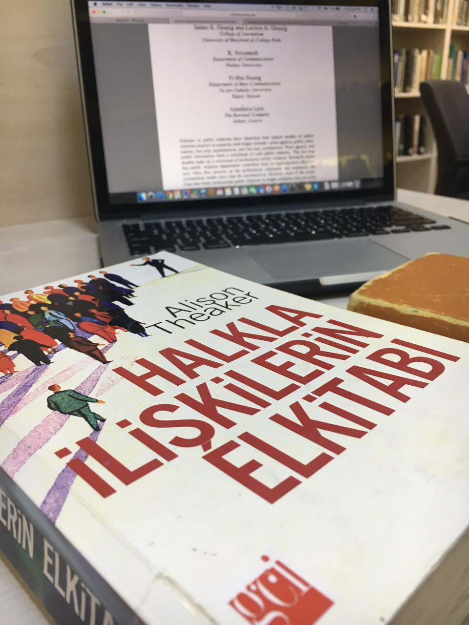 Buku yang bertajuk 'Buku Panduan untuk Perhubungan Awam' yang digunakan sebagai rujukan untuk penulis menyiapkan tugasan