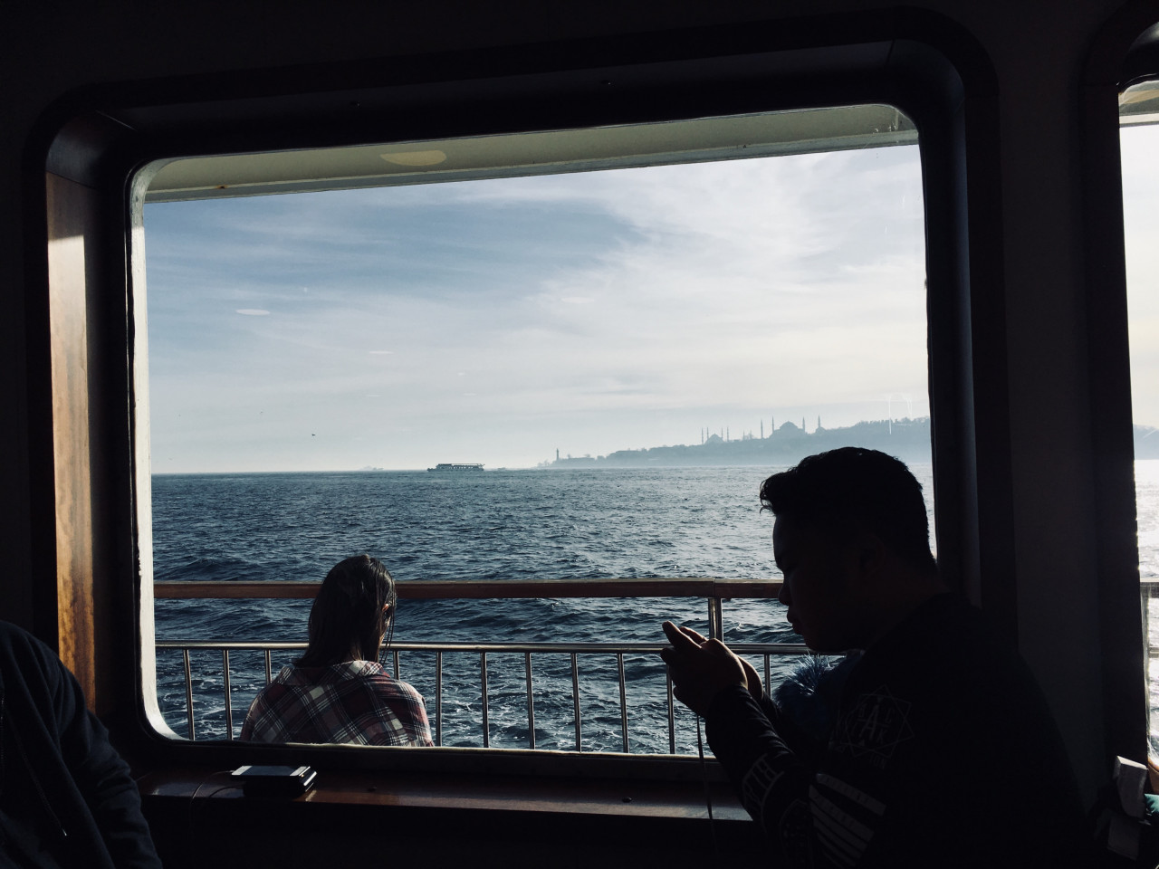 Untuk menenangkan fikiran, penulis selalu menaiki feri yang merentas antara bahagian Eropah dan Asia di Istanbul
