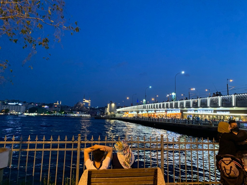 Pasangan kekasih menikmati udara segar di tebing Selat Bosphorus