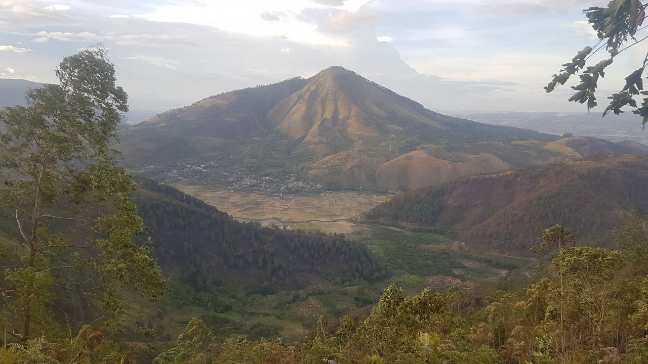 Pemandangan dari Menara Pandang Tele Samosir