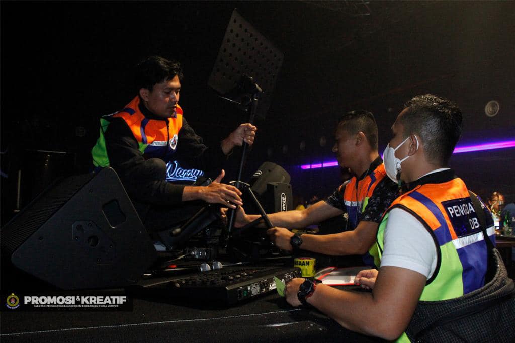 DBKL menyita pelbagai peralatan muzik di salah satu dari tiga premis di ibu kota, malam tadi.