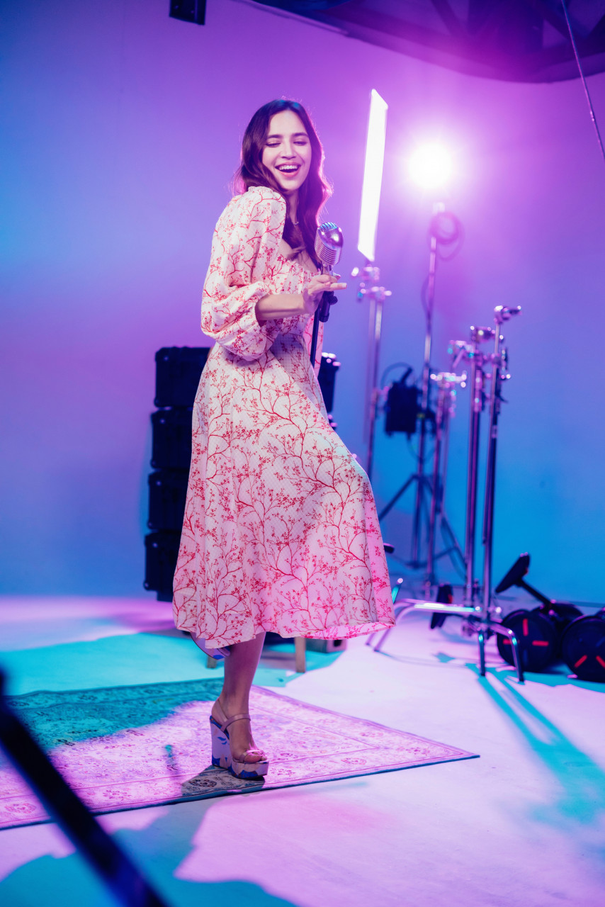 Kemunculan single ‘Shine On’ adalah bukti kesungguhan Diana bergelar penyanyi dengan dia punya banyak perancangan untuk menghasilkan muzik di masa hadapan