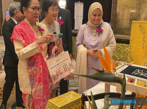 Sofia Dora (kanan) giat mempromosi hasil kraftangan dan budaya Malaysia ke luar negara. - Gambar Bernama