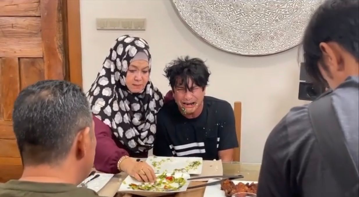Salah satu babak dari drama 'Di Sebalik Dia'