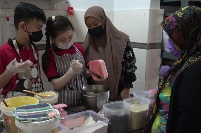 Biskut raya hasil air tangan anak istimewa ini sentiasa mendapat perhatian.