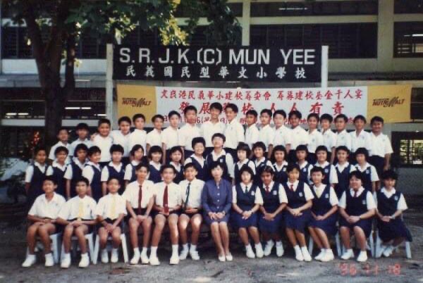 Nurainn (duduk, lima dari kanan) sewaktu darjah enam di SJKC Mun Yee, Setapak, Kuala Lumpur.