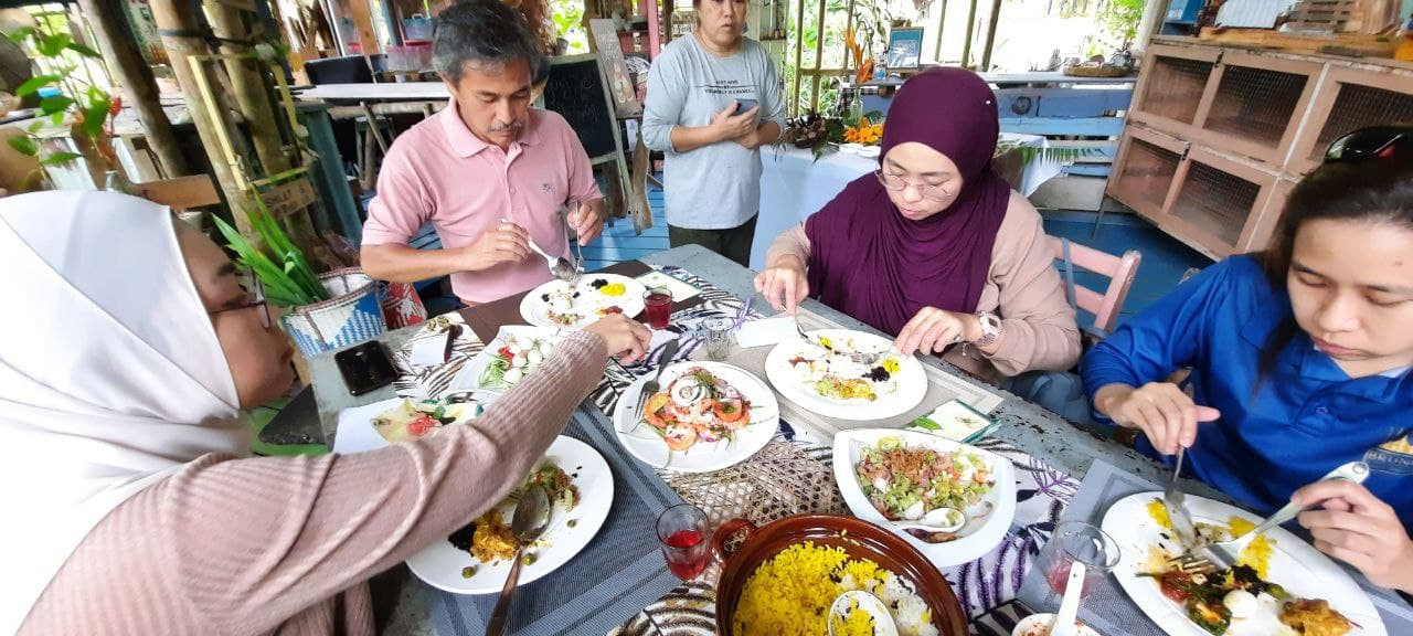 Pengunjung menikmati makanan dan minuman di Taman Eco Ponies