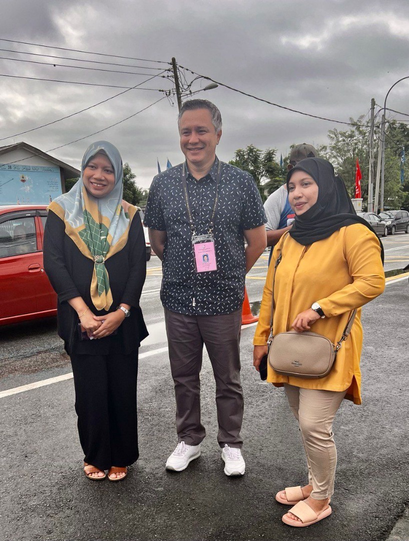 Penduduk di kawasan Sabak Bernam mengambil kesempatan bergambar dengan Eizlan.