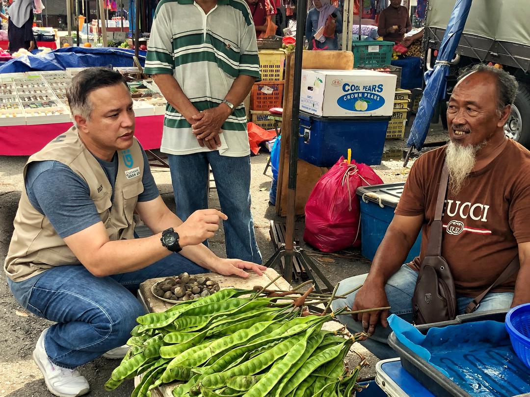 Eizlan melakukan ‘walk-about’ di Pasar Pagi Parit Baru. - Gambar Syamsah Photography