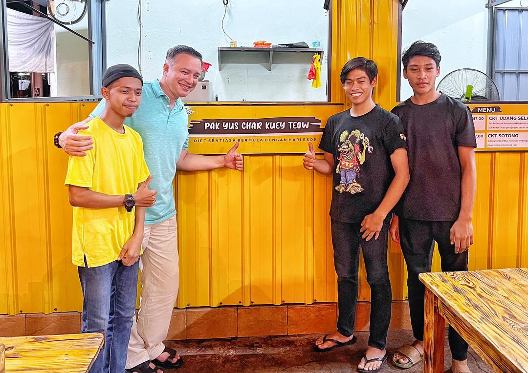 Eizlan bertemu pelanggang di Ley Park Station (Cabin Contena Food Court), Sabak Bernam. - Syamsah Photography