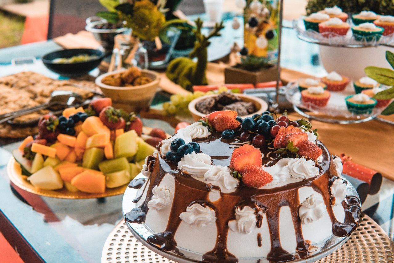 Cabaran paling besar-- menolak pelawaan makan. Gambar: Elmer Canas, Unsplash