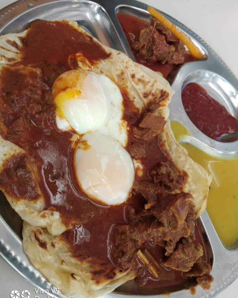 Roti canai kuah kari kambing.