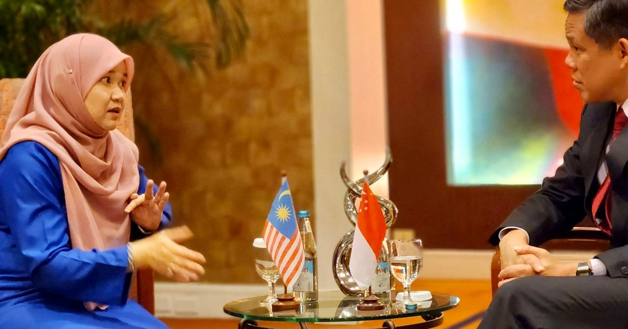 Pertemuan ini diadakan sempena Persidangan Majlis Pertubuhan Menteri-Menteri Pendidikan Asia Tenggara (SEAMEO) ke-52 di Manila bermula hari ini hingga Jumaat.