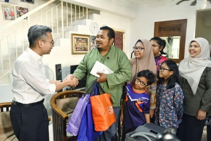 Menteri Komunikasi dan Digital, Fahmi Fadzil ketika menyampaikan sumbangan Tabung HAWANA kepada suami Allahyarhamah, Muhammad Basir Abu Bakar pada 14 April lalu. 