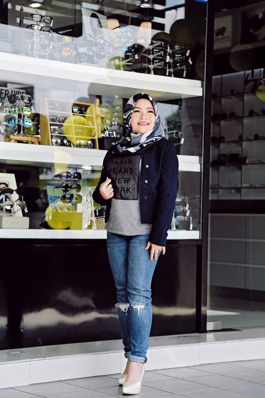 Siti Fairuz di hadapan pusat optometri miliknya.