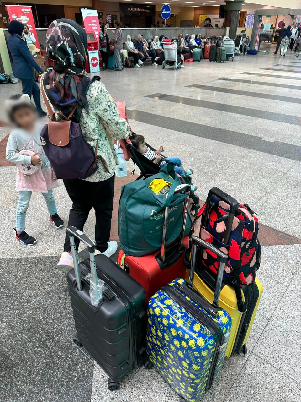 Fear Dawooz mendakwa layanan kurang menyenangkan diterima keluarganya sejak di kaunter daftar masuk.