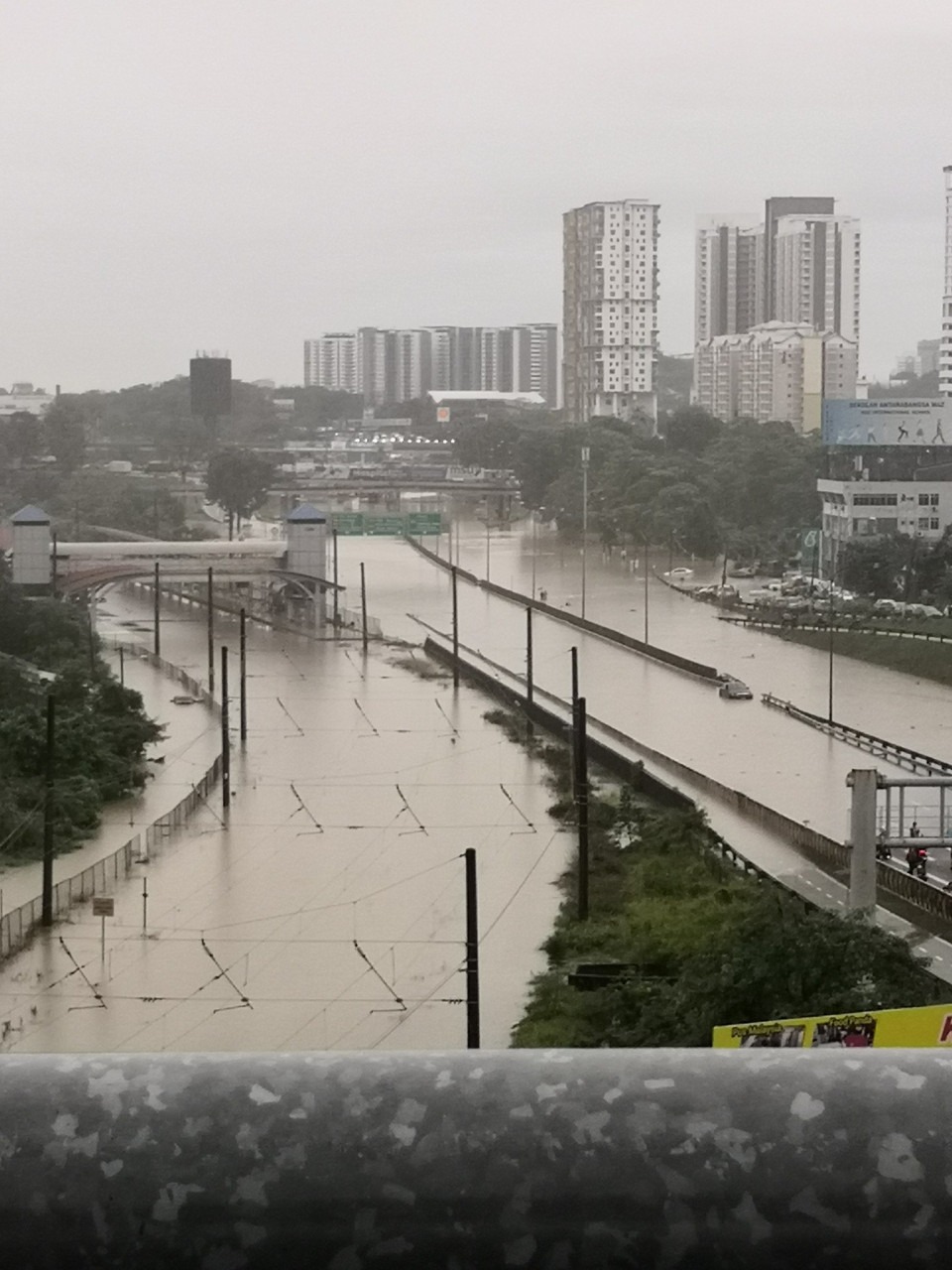 Keadaan di Lebuhraya Persekutuan, jam 8 pagi tadi. - Gambar @MirulHaziqRadzi